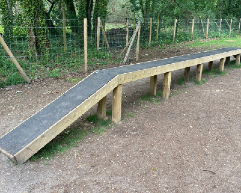 Passerelle d'équilibre avec poteaux bois à sceller