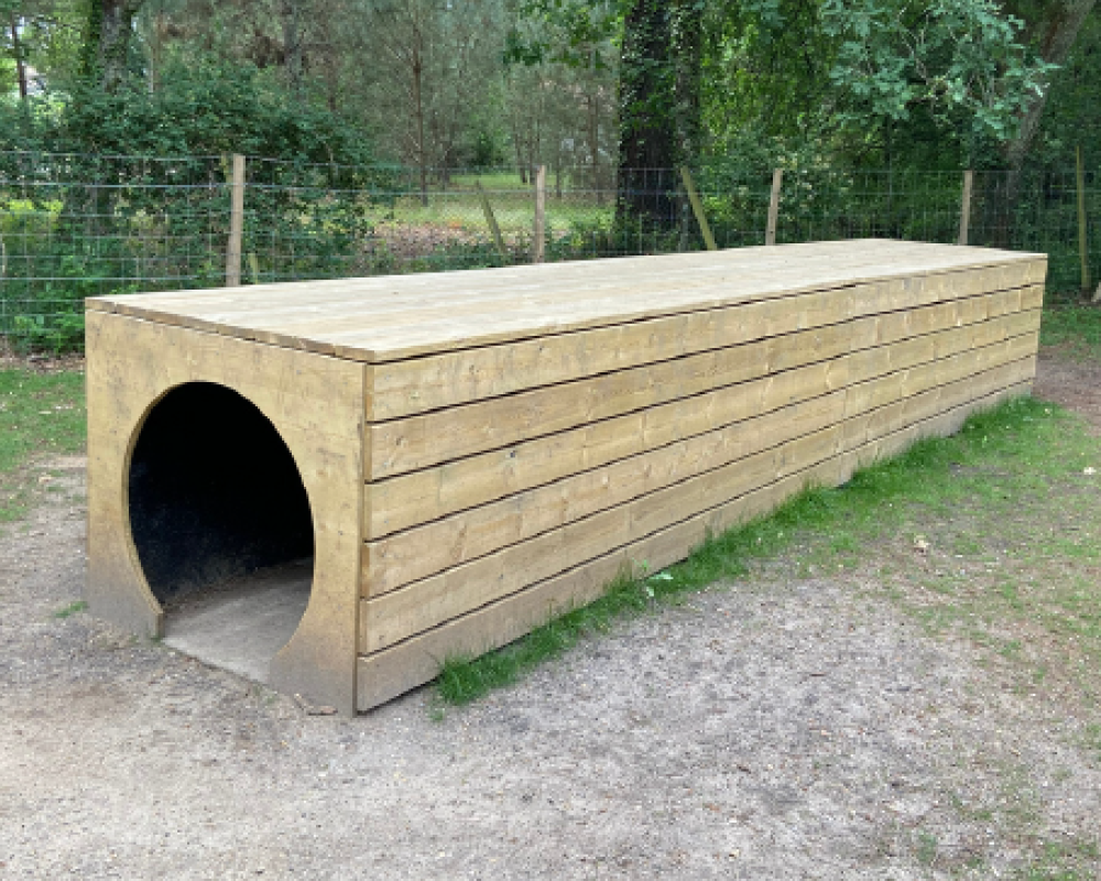 Faites entrer vos petits préférés dans ce long tunnel bois de 10m