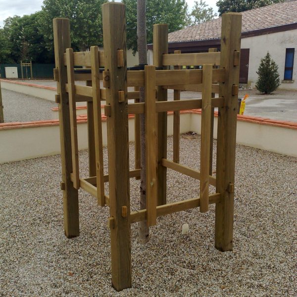 conception de corset d'arbre très spécifique et sur mesure fait avec un cabinet d'architecture du paysage