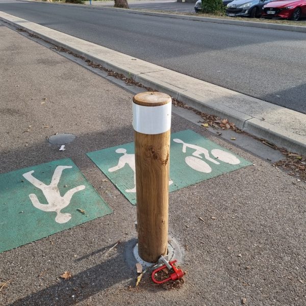Ces bornes amovibles rondes peuvent être faites en sciage bois carré. Le fourreau galva est inclus et à sceller