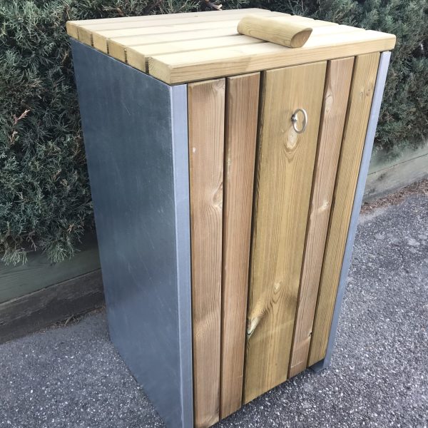 corbeille acier galvanisé et bois avec pied à sceller. Possibilité de thermolaquer les joues latérales