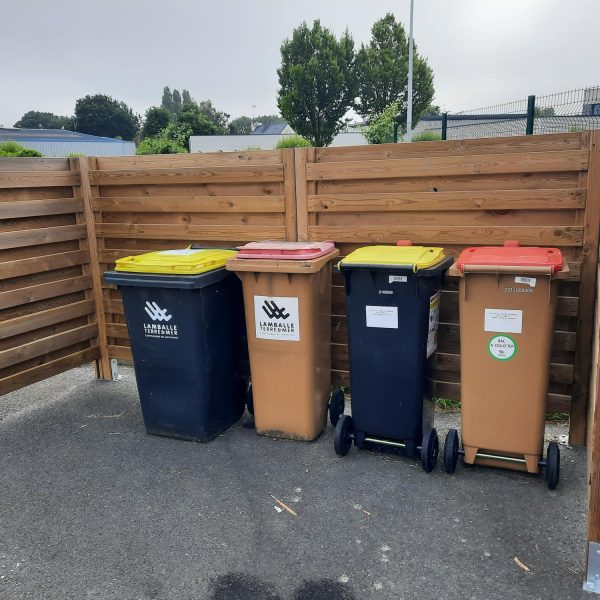 Nos panneaux cache contener sont montés en usine pour faciliter la pose de vos équipes et les pieds sont fixés avec des platines à cheviller