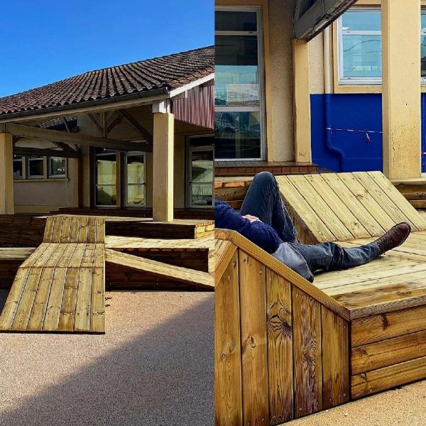 Le mobilier intégré dans les nouveaux aménagements de cours d'école. Déminéralisation des sols et confort du bois et du cadre de vis de nos enfants.