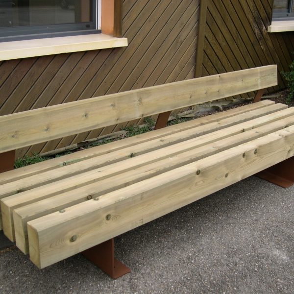 Banc bois avec dossier. Ossature en pieds et supports dossier en acier thermolaqué couleur Corten. Un confort d'assise relaxant. Profondeur du siège