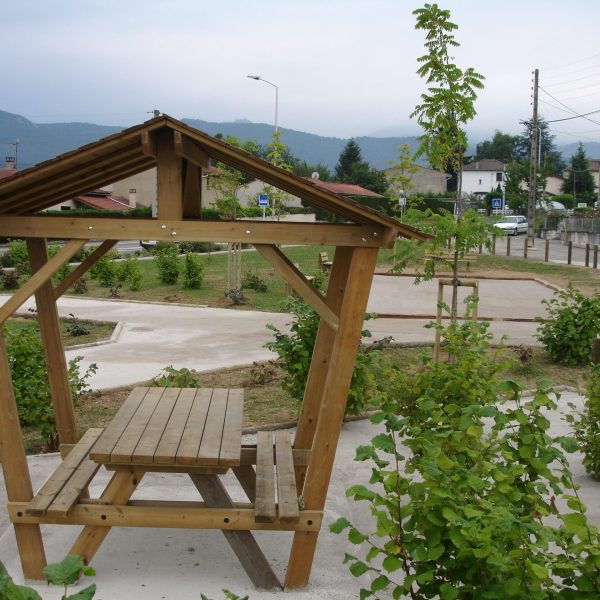 Couvrer vous du soleil trop chaud ou de la pluie trop humide avec nos tables bois couvertes par toiture en lame de clin