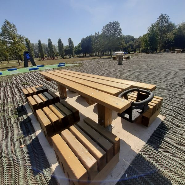 nos enfants à table avec nous comme à la maison avec cette chaise haute intégrée au plateau bois de la table