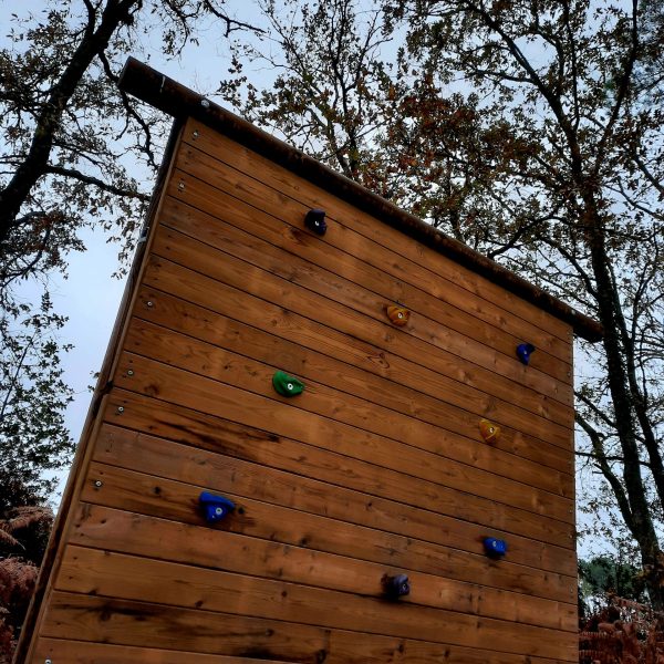 Affrontez le vertige des hauteurs avec notre mur de varappe bois