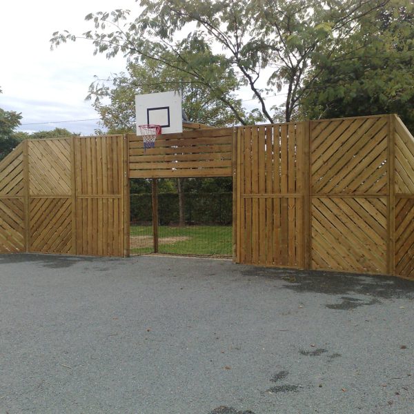 Equipez votre espace avec un simple fronton équipé de cage de foot / had et d'un panier de basket. Idéal pour les petits budgets
